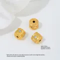 Luxe 24K vergulde tonvormige kraal met heldere zirkonia en reliëf bloemdetails - Transparante Zirconia Zonnebloem Vat Kraal (Z481-15)
