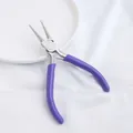 Primo piano dettagliato di una pinza per gioielli con manici viola per il fai-da-te. - Pinza a Naso Tondo (Manico Viola) / Confezione singola / Viola