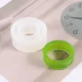 Vue détaillée d'un moule en silicone pour bague avec échantillon en résine verte - Moule à Bague Face Plate 18mm (60-207)