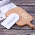 Dettaglio del levigatore per fondente in plastica bianca con impugnatura su tagliere - Confezione Singola (01072) / 01072 In sacchetto