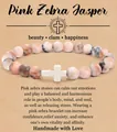 Natuurlijke roze zebra jaspis kralen armband met een witte kruis bedel op een cadeaukaartje - Roze Zebra Jaspis