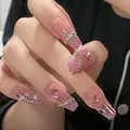 Detailansicht von rosa Glitzer-Nägeln zum Aufkleben mit Strassketten und Sternen - Z616 Tanzender Rosa Schmetterling