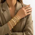 Vista detallada de brazaletes grabados en oro vintage y pulsera de cadena gruesa - Juego de Pulseras de Brazalete en Capas Talladas Vintage (DTZ79) / Dorado