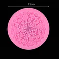 Pinkfarbene runde Silikonform mit Spitzenblume für Fondant-Kuchen, Durchmesser 7,5 cm - Kleeblatt-Spitzenstil (50-1283) / Durchmesser 7.5cm / Rosa
