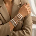 Primer plano de brazaletes plateados retro grabados y una pulsera de cadena gruesa apilados. - Juego de Pulseras de Brazalete en Capas Talladas Vintage (DTZ79) / Plateado