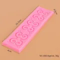 Molde de silicona rosa para fondant con tapete de textura de volutas y medidas - Textura de Pergamino Barroco (50-1560-A)
