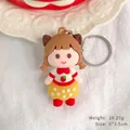 Schattige cartoon meisje sleutelhanger met aardbeienoutfit en gele rok - Aardbeienmeisje / 6x3.5cm