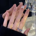 Detaillierte Nahaufnahme von Perlen-Schmetterlings-Aufpressnägeln mit Glitzerelementen. - Z219 Glänzender Schmetterling