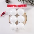 Detailansicht von 6 weißen Weihnachtskugeln in festlicher Einzelhandelsverpackung - Weiß