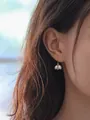 Primer plano de elegantes pendientes en forma de uva con perlas de agua dulce en una modelo. - Estilo Racimo de Uvas / Diámetro de Perla 5-6mm / Blanco