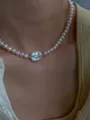 Detailansicht einer Barockperlenkette mit 14K Goldfüllung getragen von einem Modell - Natürliche Süßwasserperle 5-6mm / 37cm+3cm Verlängerungskette / Perlweiß