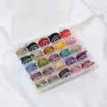 Detailansicht von 25 farbigen Baumwollgarnspulen in einer transparenten Box für DIY - 25-Farben Baumwollfaden-Set / 1 Box