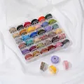 Detailansicht von 36 bunten Baumwollgarnspulen in einer transparenten Box für DIY-Schmuck - 36-Farben Baumwollfaden-Set / 1 Box