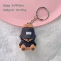 Schattige cartoon beer sleutelhanger met blauwe hoodie en vissershoed voor tassenversiering - Zwart Bruine Beer / 4.5x3cm