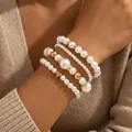 Elegante set de pulseras de perlas con cuentas doradas y dije de corazón en la muñeca. - Juego de Cuatro Pulseras en Capas con Colgante de Corazón de Perla Artificial (DTZ84) / Oro Blanco Perla