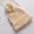 Gezellige beige gebreide baby muts met pompon voor warmte in de herfst en winter - Beige