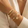 Primer plano de seis brazaletes dorados minimalistas con diseños de nudo y trenzados. - Juego de Brazaletes Abiertos con Nudo de Cuerda Trenzada Simple (DTZ80) / Dorado