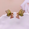 Dettaglio orecchini a lobo fata con ali di farfalla verdi sfumate e glitter - Verde Oro