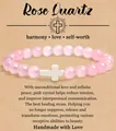 Natuurlijke 8mm rozenkwarts kralenarmband met wit kruisbedeltje op een geschenkkaart - Rozenkwarts
