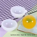 Nahaufnahme der 60mm Silikonform für Harzkugeln mit fertiger Trockenblumenkugel - 60mm Kugel (50-316)