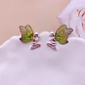 Primo piano di orecchini a lobo a forma di fata con ali di farfalla verdi sfumate - Verde Argento