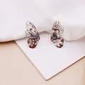 Detalle de pendientes de alas de mariposa con motivos florali y cristales brillantes. - Estilo Ala de Cigarra Negra (Strass)