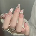 Elegante weiße französische künstliche Nägel mit rosa Karos und Perlen-Dekoration. - Nude Strass-Stil(Z600)