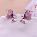 Primo piano dettagliato che mostra le ali sfumate e la forma di fata di questi orecchini - Argento Viola