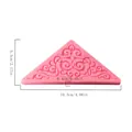 Rosa dreieckige Silikonform mit Filigranmuster und Maßen 10,3x5,5 cm - Europäische Schnörkelmuster-Form (50-1086-A)