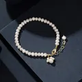 Elegantes Perlenarmband mit einem niedlichen goldenen Katzenpfoten-Anhänger und Verschluss. - Armband