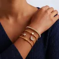 Detalle de pulseras doradas en capas con dijes de estrella, luna y corazón en modelo - Juego de Brazaletes con Cadena de Tenis y Diamantes de Imitación de Estrella Luna Corazón (DTZ87) / Diamantes de imitación Dorados