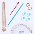Detailansicht des DIY-Handtaschen-Sets mit Häkelnadel und Perlengriff. 85 chars. - Taschen Werkzeug & Material Set (D16509)