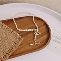 Nahaufnahme einer Vintage-Süßwasserperlenkette mit goldenem Herz-OT-Verschluss. - 37cm+3cm Verlängerung / Herz Halskette mit Knebelverschluss