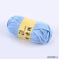 Nahaufnahme von hellblauem Textilgarn für DIY-Häkeltaschen und verschiedene Strickprojekte - Hellblaues T-Shirt-Garn (d16508-2)