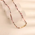 Dettaglio di una collana di perle in pietra naturale multicolore con inserti in metallo oro - Tormalina Pezzi d'Oro
