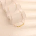 Primo piano dettagliato della collana di perle in pietra naturale con accenti dorati - Quarzo Rosa Pezzi d'Oro