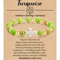 8mm lichtgroene natuursteen elastische armband met wit kruis en gouden kralen op cadeaukaart - Green Emperor Pine Gold Beads