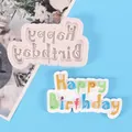 Detailweergave van de Happy Birthday siliconen mal met kleurrijke taartdecoratie - Slanke Letterstijl (50-2240-B) / Grijs