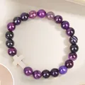 Handgemaakte elastische paarse natuurstenen kralenarmband met een wit kruisje als hanger - Paarse Lijn Agaat