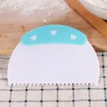 Raspador de masa de plástico azul con mango de corazones y borde dentado para pasteles. - Estilo Serrado (84070-1)