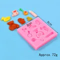 Vue détaillée du moule à fondant en silicone rose avec ours, biberon et un canard - Mix d'Éléments Bébé (50-3201-A)