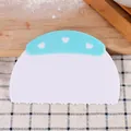 Raspador de masa de plástico con patrón de corazón azul claro y borde ondulado - Estilo Serrado Irregular (84071-1)