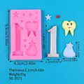 Vue détaillée d'un moule en silicone rose avec dimensions pour chiffre 1 et dents. - Set Numéro 1 et Étoile (50-3571-A)
