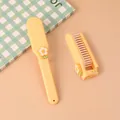 Mini spazzola per capelli pieghevole gialla con un simpatico dettaglio a fiore sorridente - Fiore Sorridente / Giallo