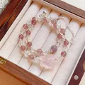 Vue détaillée d'un bracelet en quartz fraise naturel avec un renard en quartz rose sculpté. - Style Renard à Neuf Queues (H305)