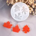 Vista detallada del molde de silicona hoja de arce con decoraciones de resina naranja - Molde Irregular de 3 Hojas (60-312)