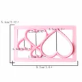 Detailansicht mit physischen Abmessungen der rosa herzförmigen Keksausstechform - Stil D (57107)