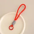 Minimalistisches geflochtenes Handyband in Rot und Grau mit einem Metall-Rundclip - Rot