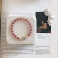 Detail des Armbands aus Erdbeerquarz mit blauem Mondstein und goldenen Elementen - Erdbeerquarz Armband / Rosa