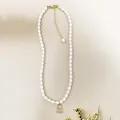 Elegante Süßwasserperlenkette mit einem funkelnden Zirkonia-Vorhängeschloss-Anhänger - 37cm+3cm Verlängerung / Süßwasserperle - Kleines Schloss Stil